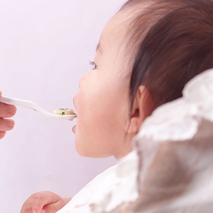 離乳食を食べるダウン症の赤ちゃん