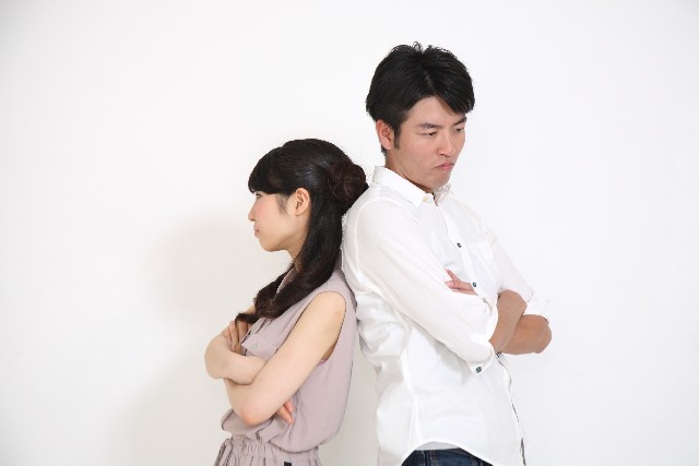 喧嘩をしているお父さんとお母さん
