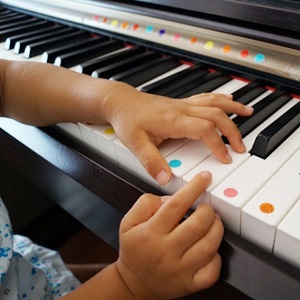 ピアノをする子供