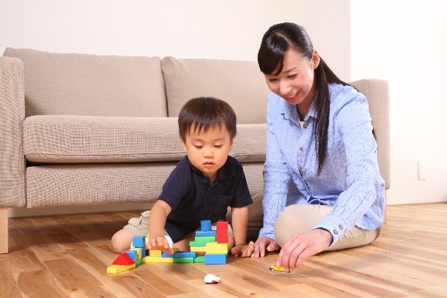 室内で遊ぶ子供