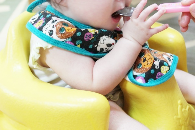 離乳食を摂る赤ちゃん
