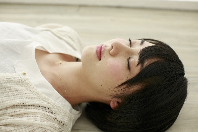 昼寝をする女性