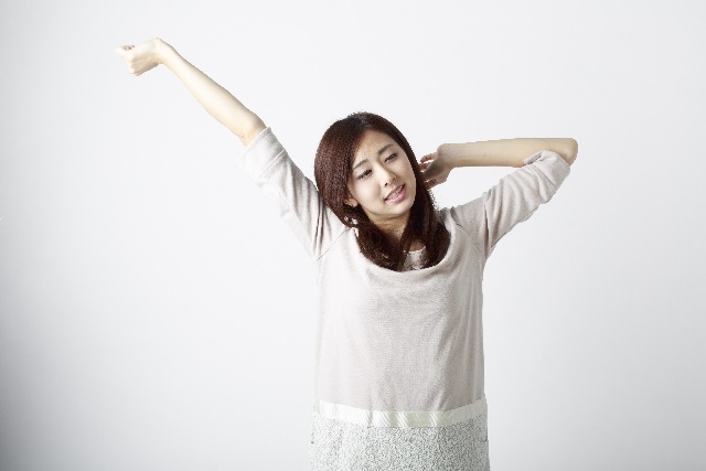 伸びをする女性