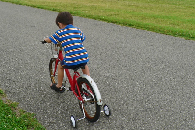 自転車にのる子供
