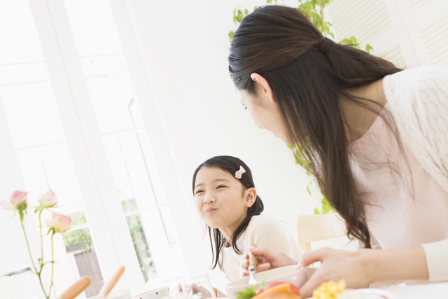 子供と会話をするお母さん