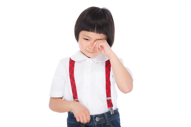 泣いている小学生
