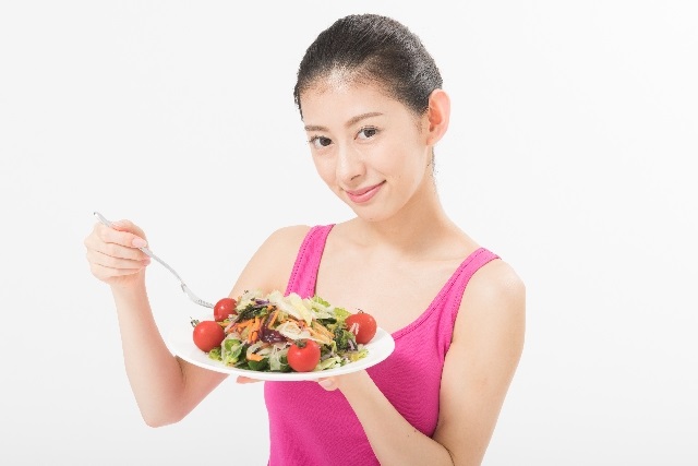 サラダを食べる女性
