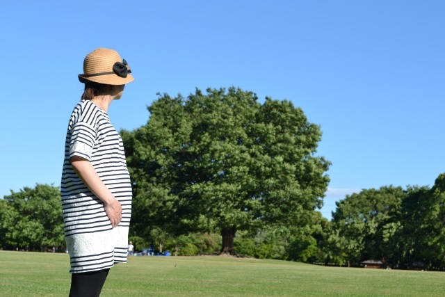 公園を歩いている妊婦さん