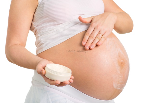 クリームを塗る妊婦さん