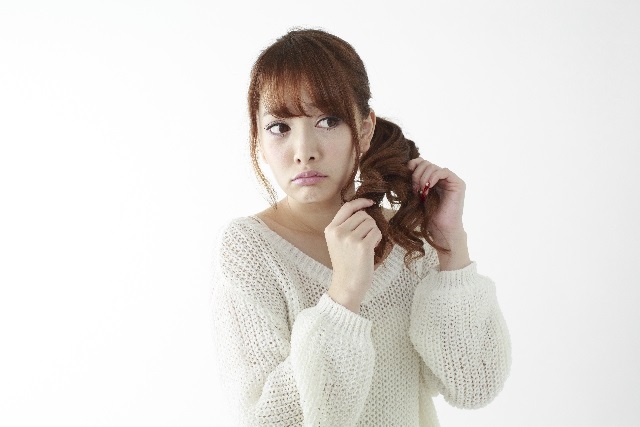 枝毛で悩む女性