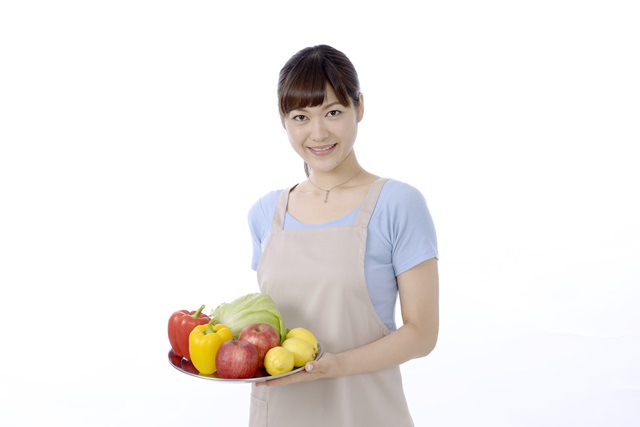 野菜を持っている妊婦さん
