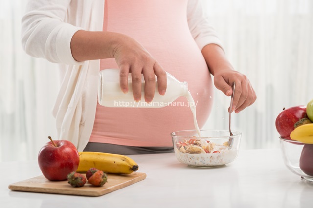 食事をする妊婦さん