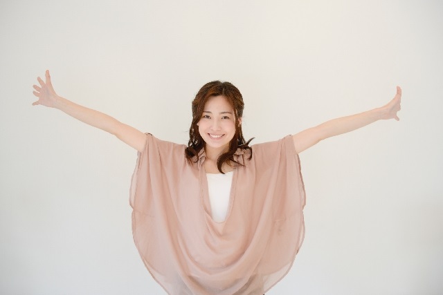 伸びをする女性