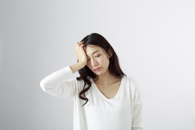 頭痛で悩む女性