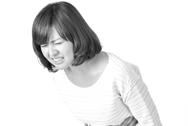腹痛の女性