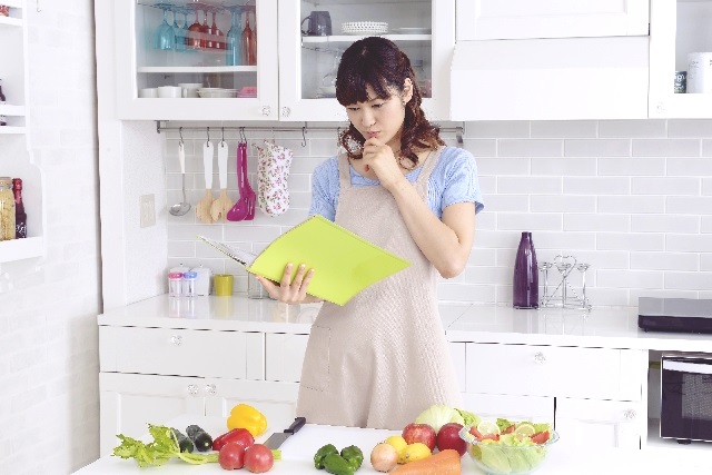 レシピを見る妊婦さん
