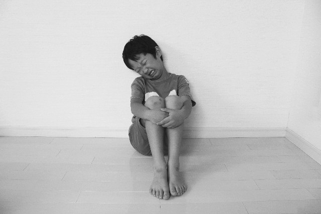 泣いている子供