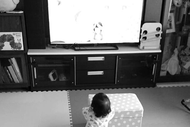 テレビを見ている子供