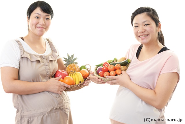 食べ物を持つ妊婦