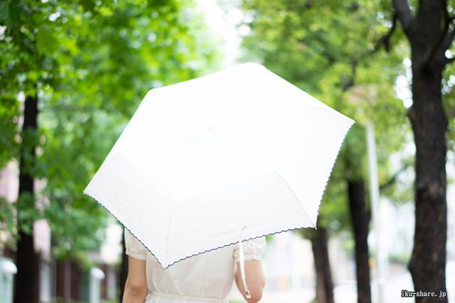日傘をしている女せk