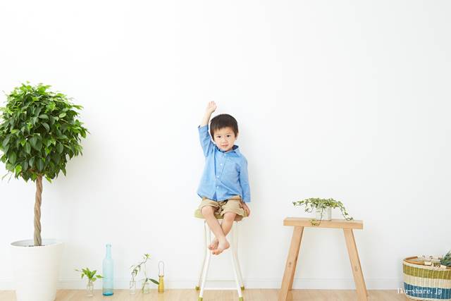 椅子に座る幼児