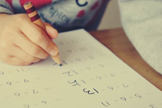 勉強をする子供