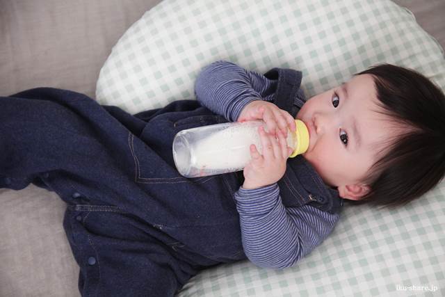 ミルクを飲む赤ちゃん