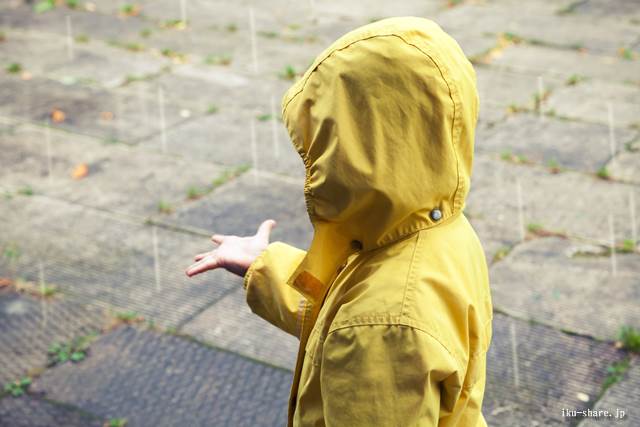 合羽を着ている子供