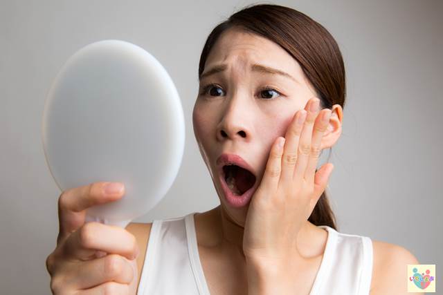 顔を見て驚く女性