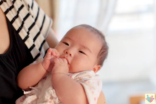 抱っこされている赤ちゃん