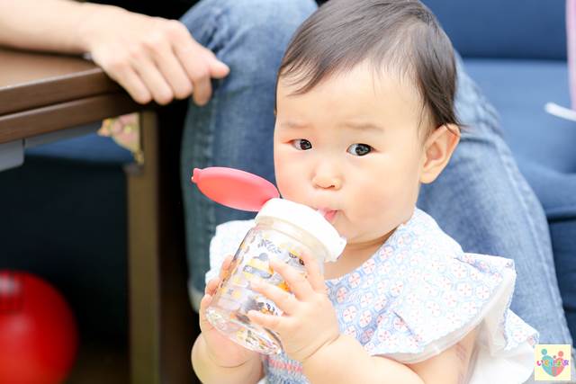 マグカップで水を飲む赤ちゃん