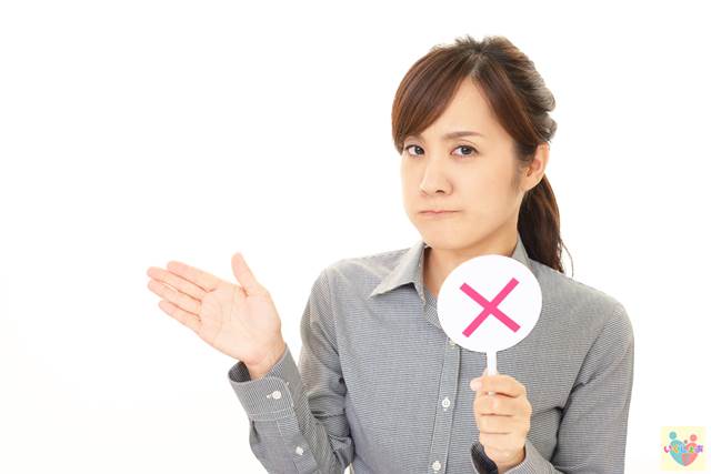 判定する女性