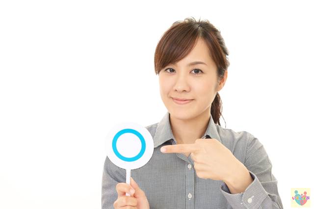 判定する女性