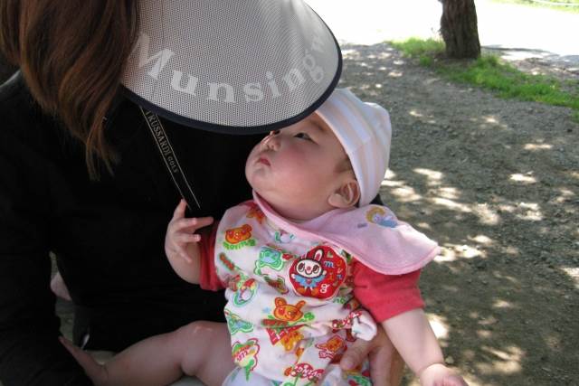 帽子をかぶっている赤ちゃん