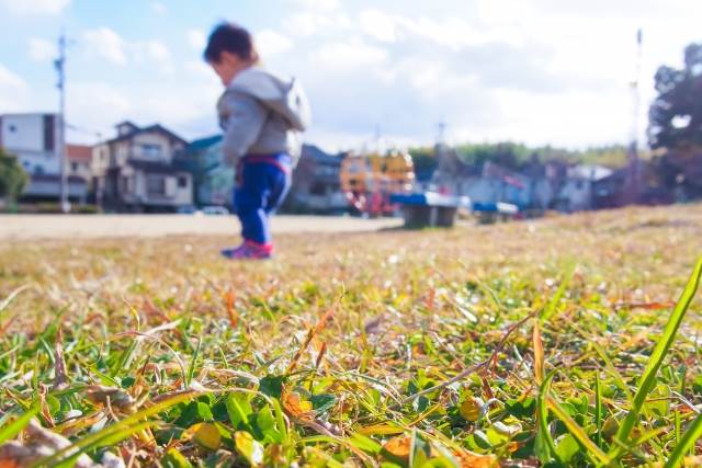 公園で遊ぶ子供