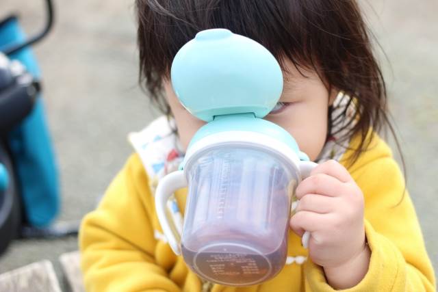お茶を飲む女の子