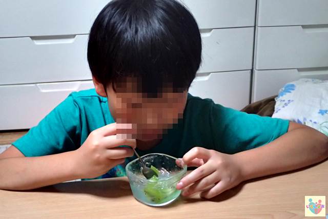 ソーダゼリーを食べている様子